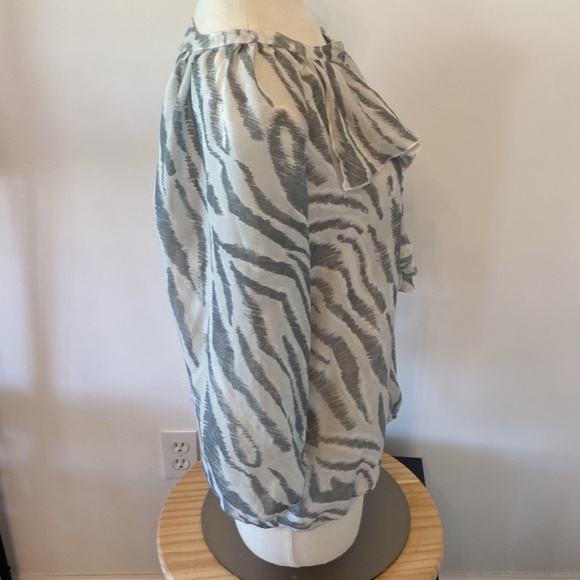 Ann Taylor Loft Animal Print Blouse Gray White Size Medium - Picture 2 of 7
